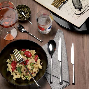 Besteck und Pastateller, Weinglas