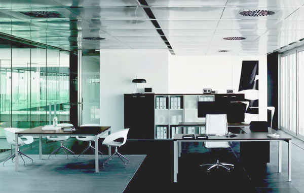 Schreibtisch, Besprechungstisch, Dokumentenschrank - klare Linien und konzentriert auf das Wesentliche