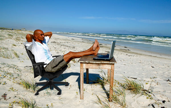 Ein alter Tisch und ein Bürostuhl am Strand, so könnte man es aushalten ... (Teaserfoto)