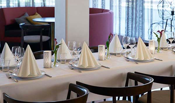 gedeckter Tisch, Tischdecken und Servietten in eleganter Farbe