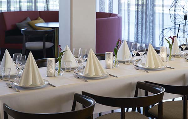 gedeckter Tisch, Tischdecken und Servietten in eleganter Farbe