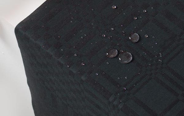 Unsere Tischdecken sind pflegeleicht. Dieses Bild zeigt die wasserabstossende Wirkung. 