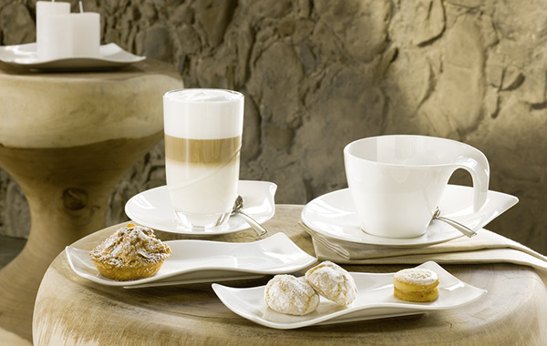 Kaffeetassen und Unterteller, Latte Macchiato-Glas und Dessertteller