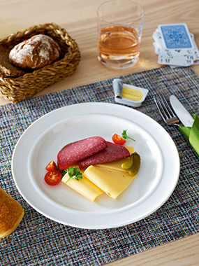 für Brotzeit gedeckter Essplatz, mit speziell für Senioren / Altersheime entwickeltem Teller