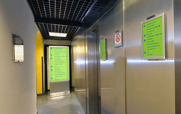 Tafeln und Stelen mit cleverem Dokument-Wechselsystem zur Raumbeschriftung oder als Wegleitsystem