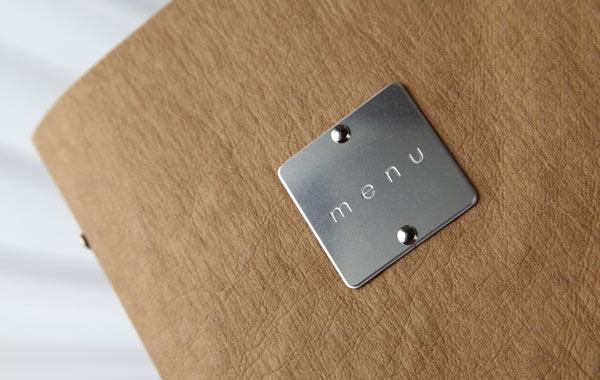 Zellulosefaser mit Logo / Beschriftung auf Metallplatte