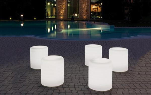 Innenbeleuchtete Kuntstoffzylinder, auch als Hocker geeignet, für stimmungsvolle Gartenbeleuchtung