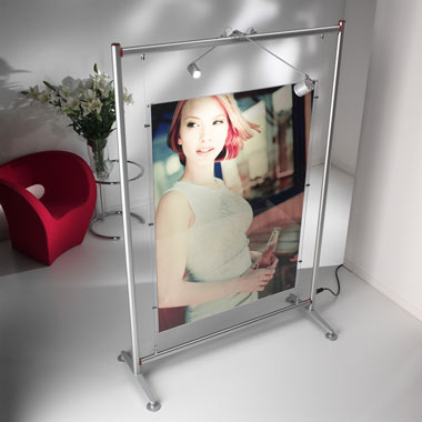 Rahmen mit Textilbanner, kombinierbar mit Fächern und Boxen für die effektive Produktpräsentation