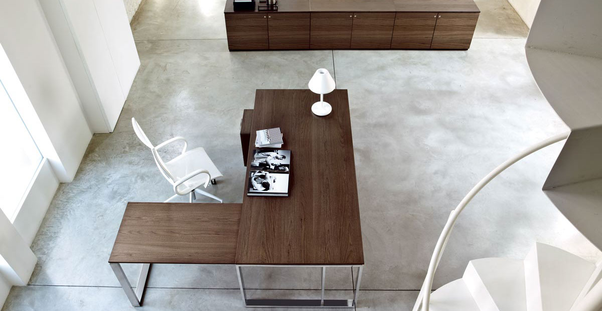 Arbeitsplatz - Schreibtisch und Sideboard, Schreibtischlampe, Bürostuhl. Milieubild