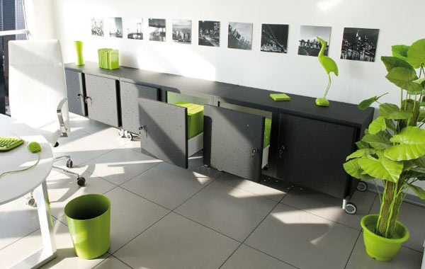 Sideboard / Aktenschrank aus Stahlblech, auf Rollen: Leicht, mobil durch Rollen und mit großem Fassungsvermögen