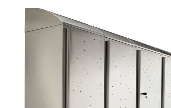 Verschiedenes Zubehör erhältlich: Bänke, Schlösser, Fächer, Trennwände oder wie hier im Bild Schrägdächer