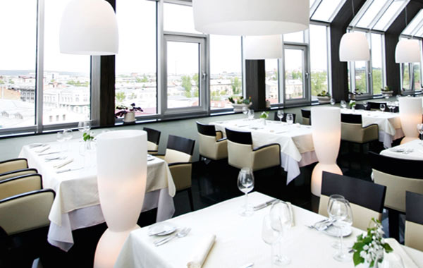 gepolsterte Stühle in hellen, freundlichen Farben und Holzaufsatz