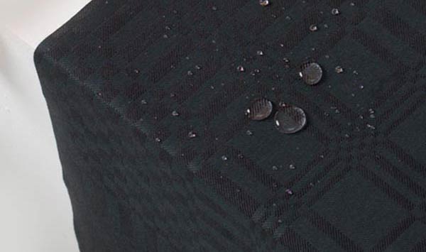 Unsere Tischdecken sind pflegeleicht. Dieses Bild zeigt die wasserabstossende Wirkung. 
