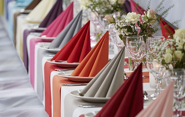 gedeckter Tisch, Tischdecken und Servietten in bunten, frischen Farben